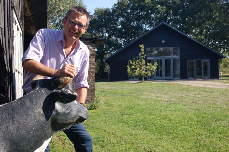 Joep Driessen vat de koe bij de horens. Op de achtergrond de trainingsruimte van Cowsignals, waar het bedrijf mensen vanuit de hele wereld opleidt. Op deze locatie houdt uitgeverij NWST haar bijeenkomst voor Content Partners.