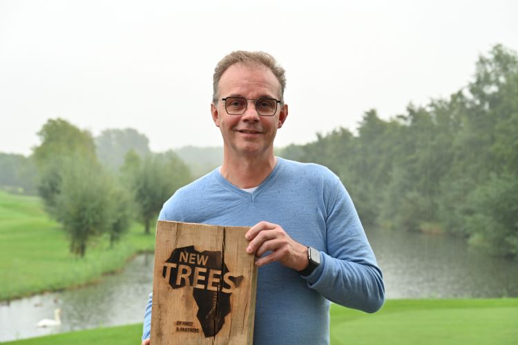 Arjen Spek met de NeWTreeS plaquette