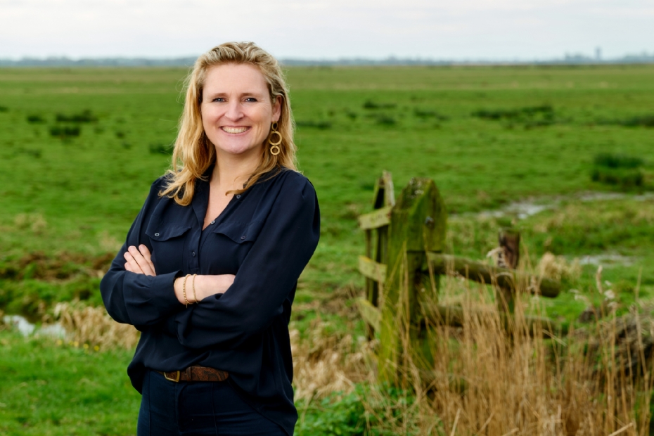 Carolien van Vliet is de nieuwe voorzitter van Cumela ze is met haar broer eigenaar van Loonbedrijf J.M. van Vliet BV in Ter Aar. Het is een écht familiebedrijf dat 55 jaar geleden opgericht is door hun ouders, dus het loonwerkers-DNA zit in haar bloed. 