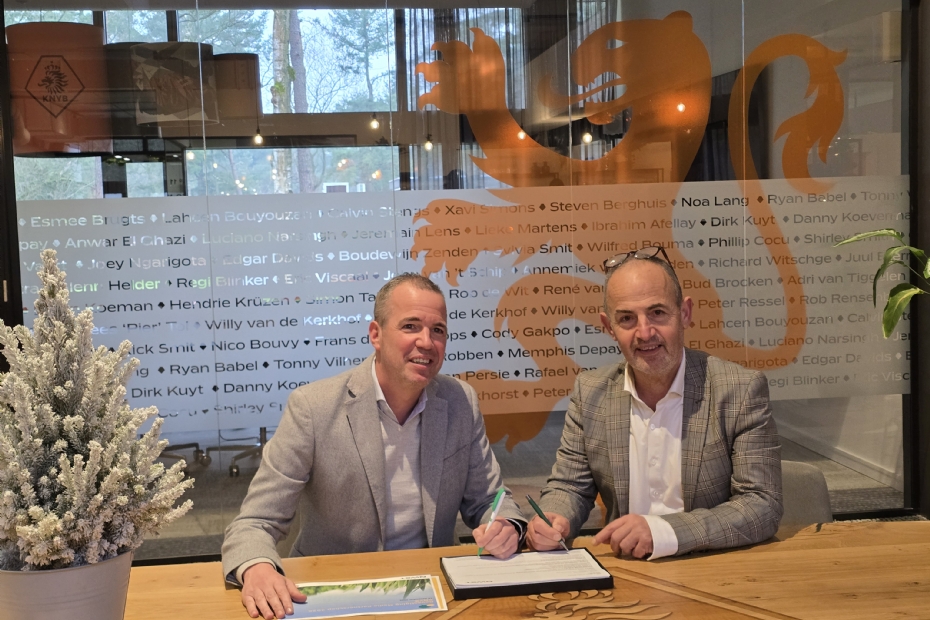 Jan Bluyssen en Hein van Iersel bekrachtigen de samenwerking met hun handtekening.
